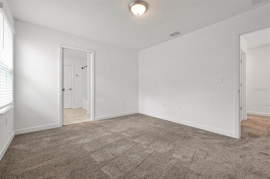 Spacious, unfurnished interior of a new home in , Orlando (Image 25).