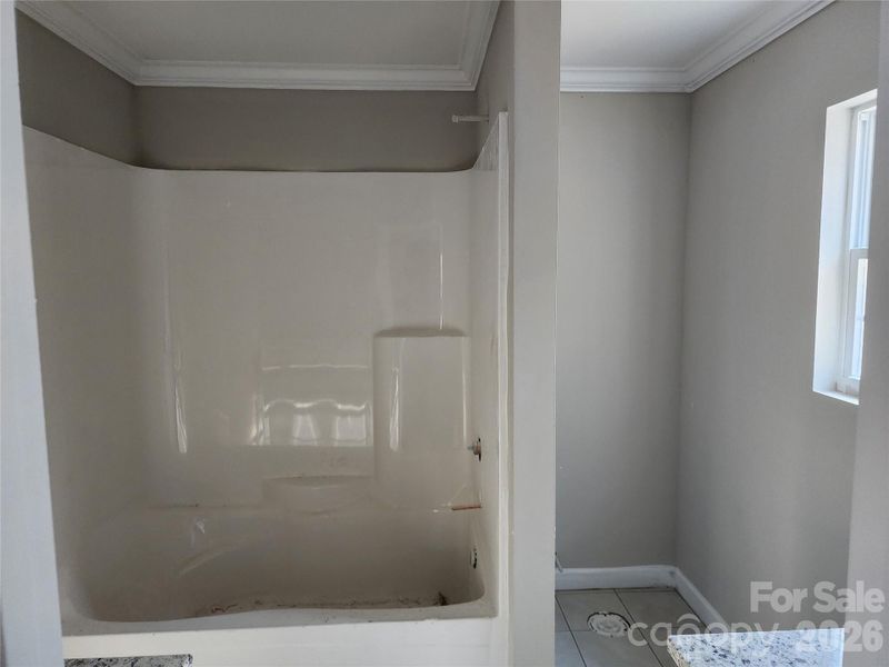 Master Bath w/ Garden Tub, Tile Floor, Crown Molding