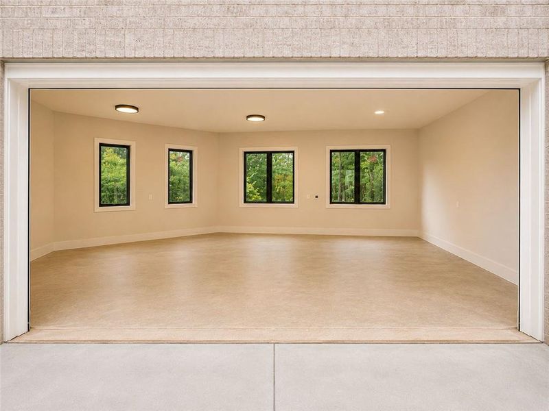 Spacious, unfurnished interior of a new home in , Alpharetta (Image 40).