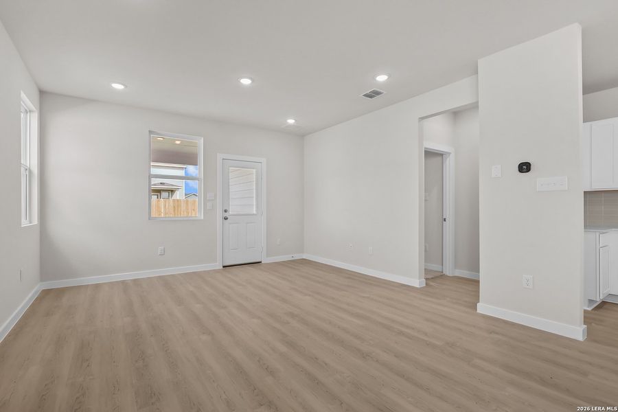 Spacious, unfurnished interior of a new home in Mesa Vista, San Antonio (Image 27).