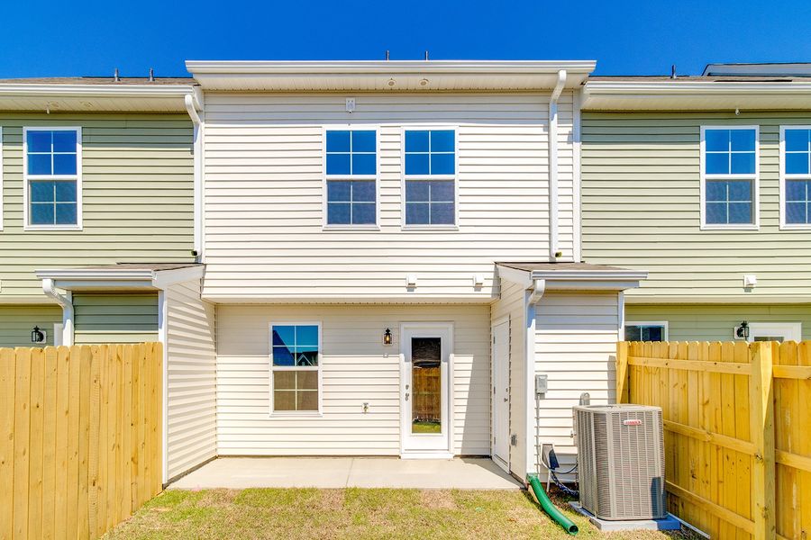 Exterior details and patio area of a home in Astoria, Columbia (Image 20).