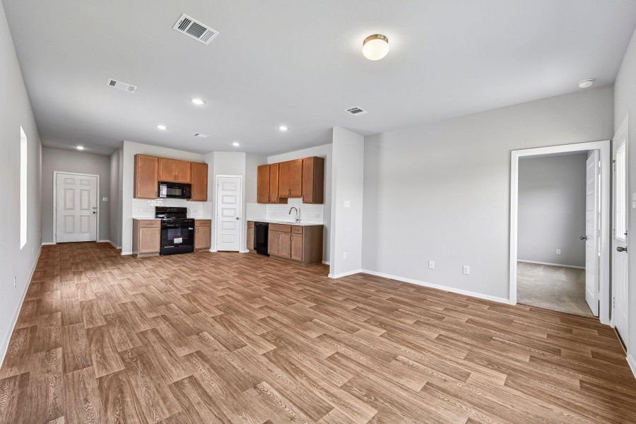 Spacious, unfurnished interior of a new home in Cascade, Liberty Hill (Image 27).