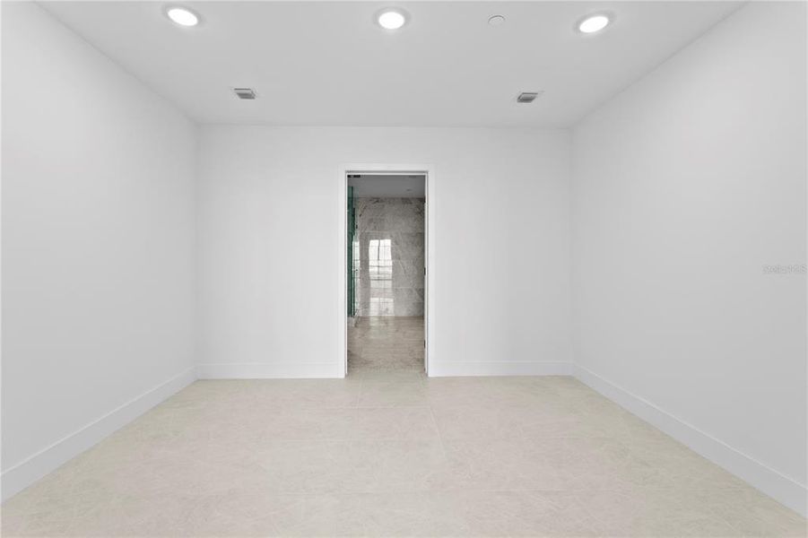 Spacious, unfurnished interior of a new home in , Tampa (Image 70).