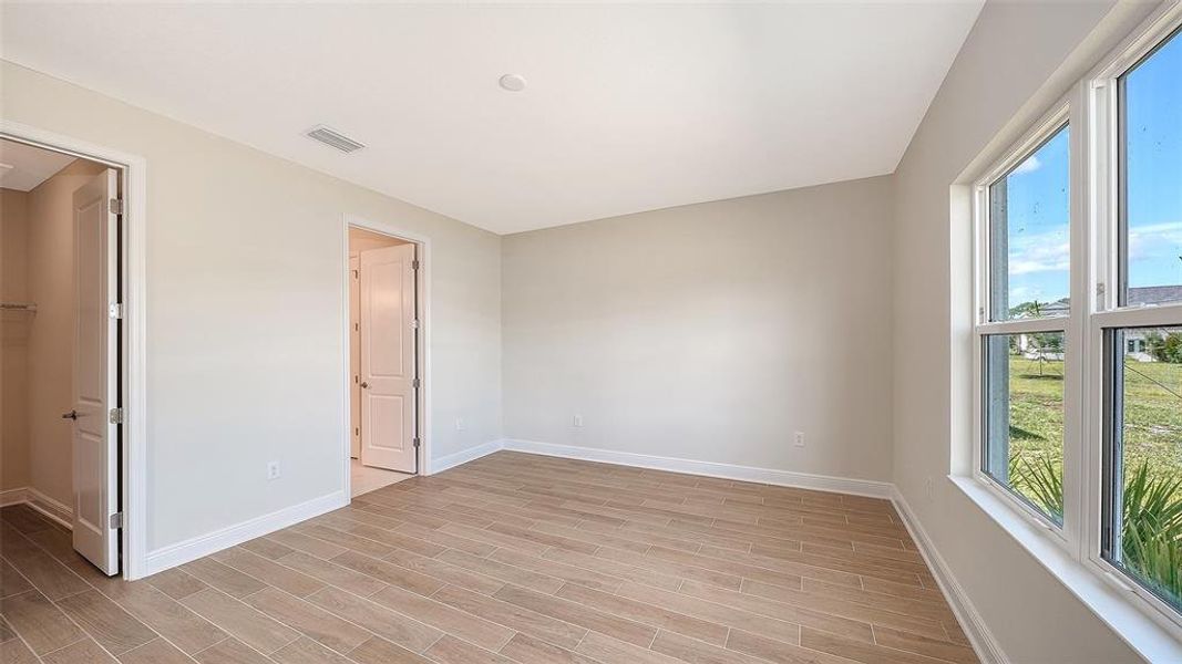 Spacious, unfurnished interior of a new home in Grand Park, Sarasota (Image 27).