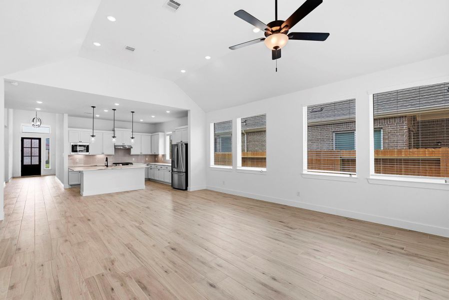 Spacious, unfurnished interior of a new home in Wood Leaf Reserve, Tomball (Image 15).