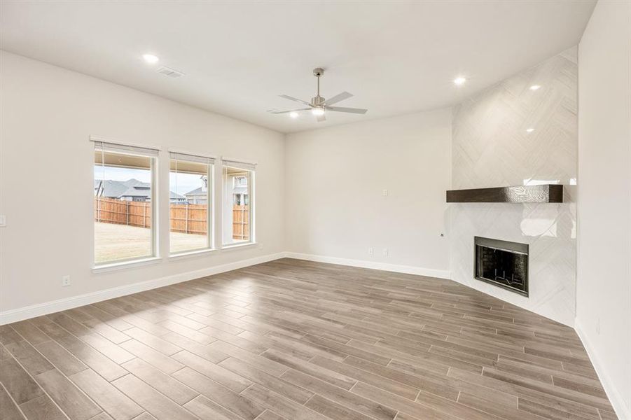 Spacious, unfurnished interior of a new home in Sunrise at Garden Valley, Waxahachie (Image 27).