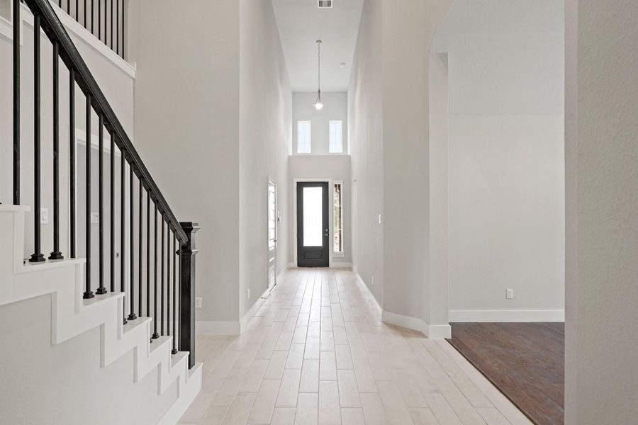 Spacious, unfurnished interior of a new home in Barton Creek Ranch, Conroe (Image 23). Spacious, unfurnished interior of a new home in Barton Creek Ranch, Conroe (Image 23).