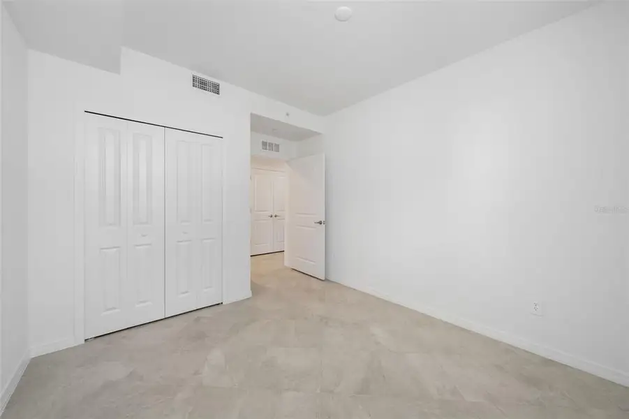 Spacious, unfurnished interior of a new home in Calusa Country Club, Lakewood Ranch (Image 37).