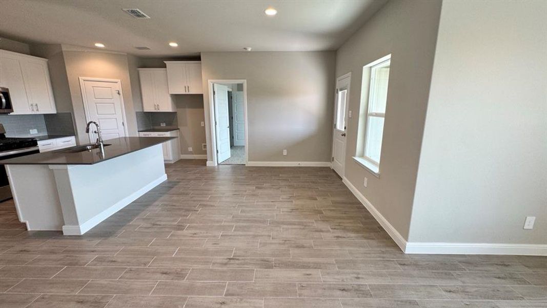 Spacious, unfurnished interior of a new home in Rock Creek Ranch, Fort Worth (Image 12).