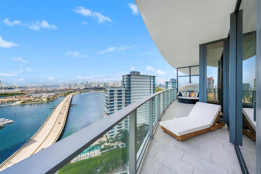 Condo located in Miami Beach, FL showcasing its design and architecture (Image 24).