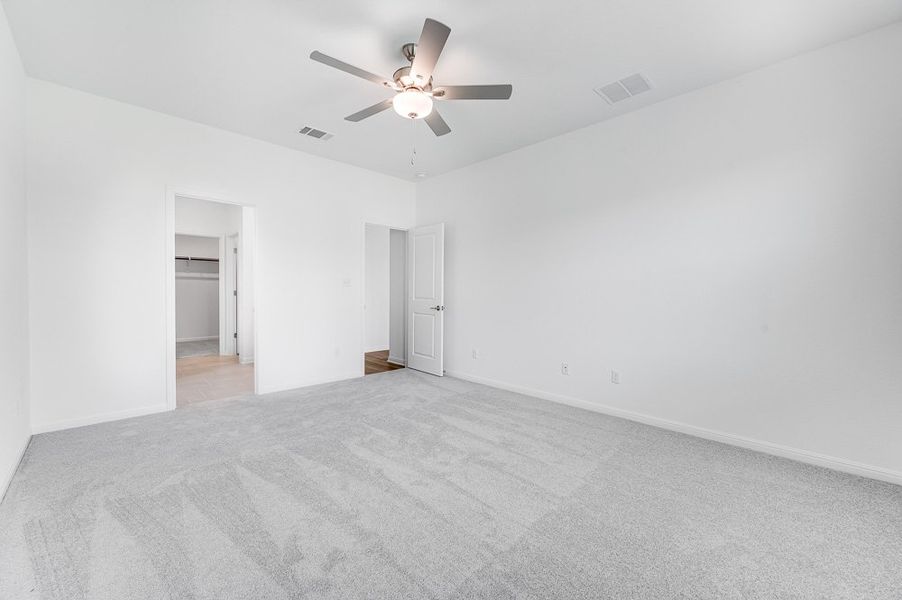 Spacious, unfurnished interior of a new home in Longview, Del Valle (Image 14).