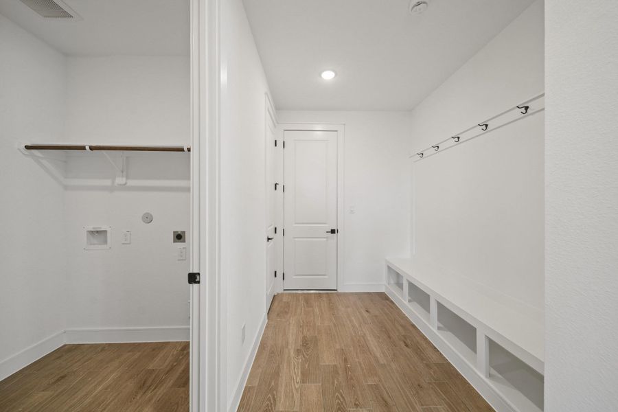 HovHall with convenient valet (*Photo not of actual home and used for illustration purposes only.) HovHall with convenient valet (*Photo not of actual home and used for illustration purposes only.)