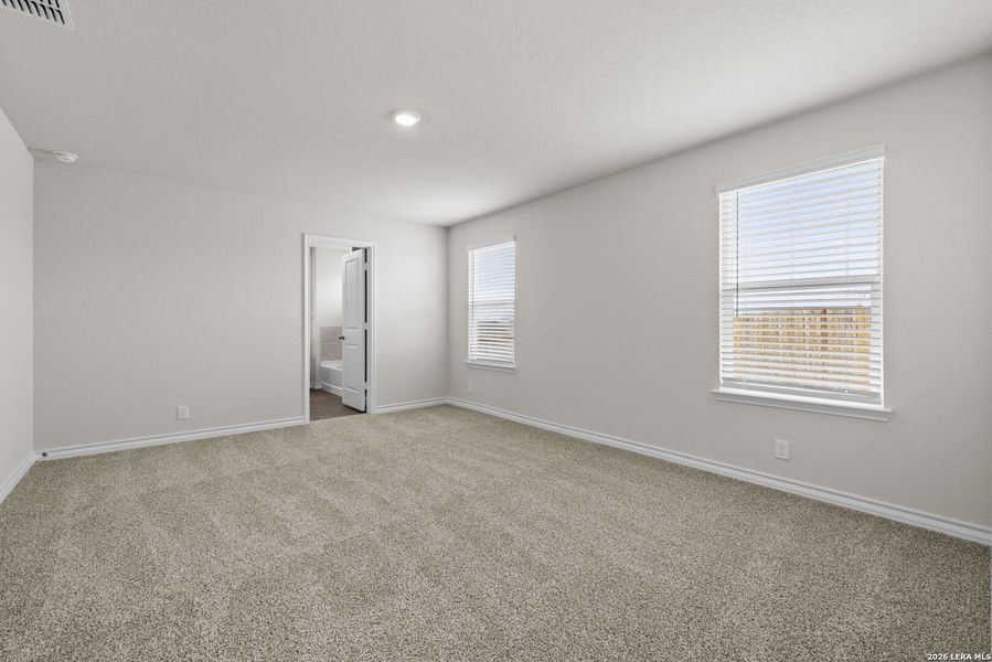 Spacious, unfurnished interior of a new home in Stonehill, San Antonio (Image 11).