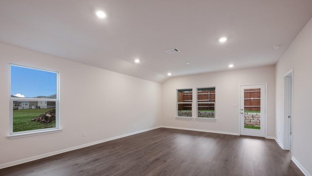 Spacious, unfurnished interior of a new home in Thunder Rock, Marble Falls (Image 11).