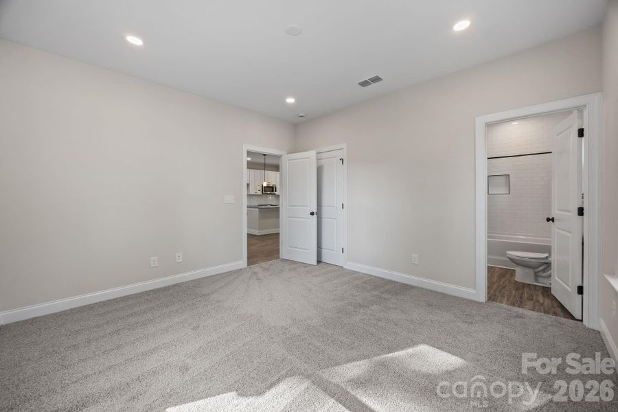 Spacious, unfurnished interior of a new home in , Kings Mountain (Image 12).