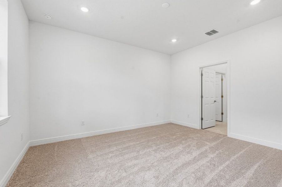 Spacious, unfurnished interior of a new home in Eden Hills, Lake Alfred (Image 41).