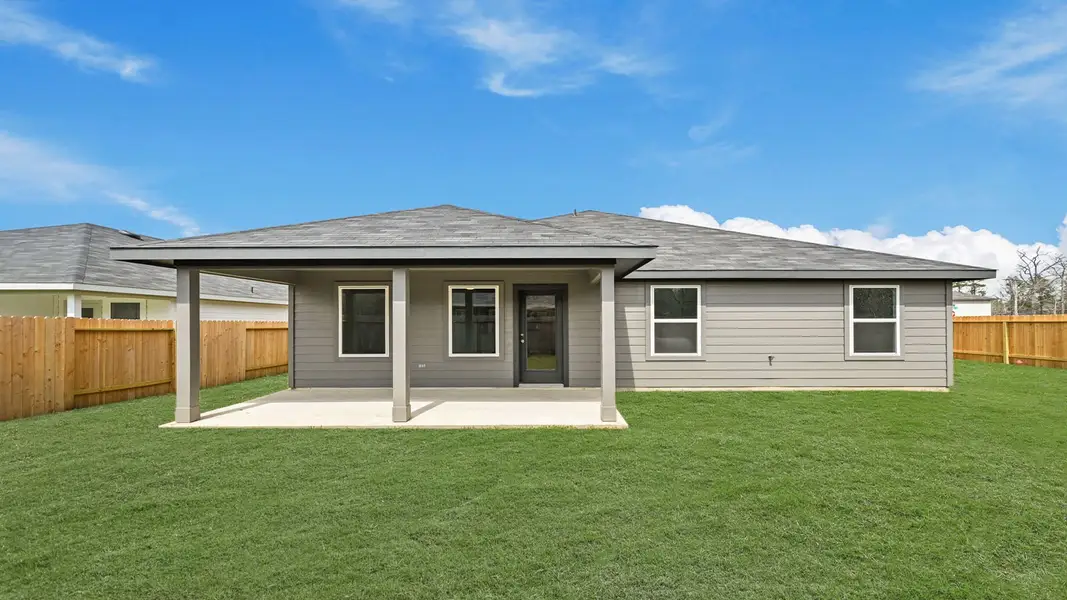 Exterior details and patio area of a home in Silverthorne, Conroe (Image 4).