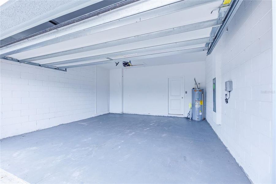 Spacious, unfurnished interior of a new home in Peace Creek Reserve, Winter Haven (Image 40).