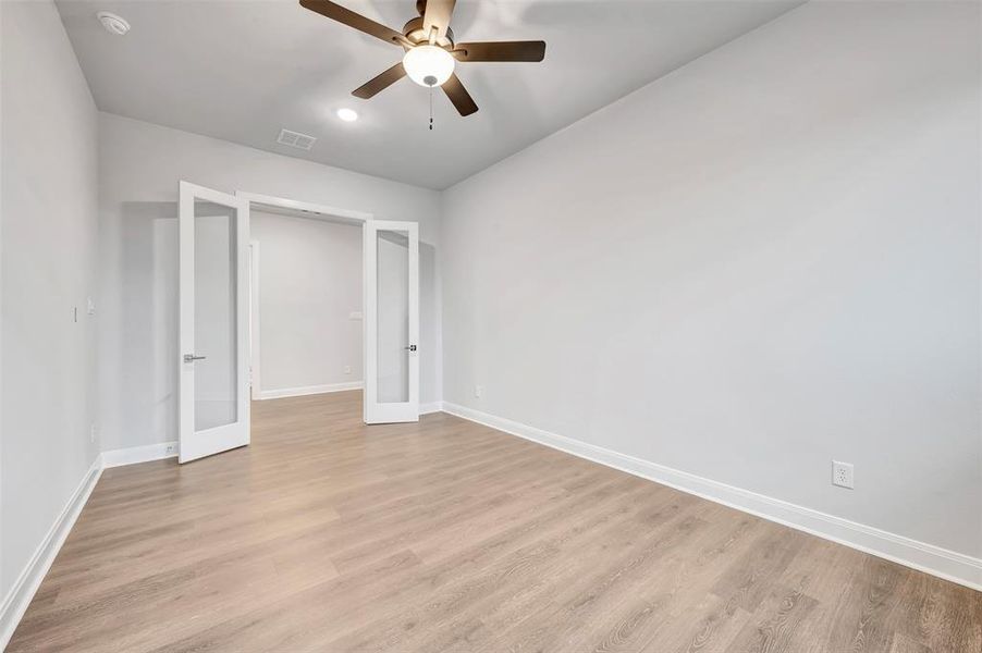 Spacious, unfurnished interior of a new home in Myrtle Creek, Waxahachie (Image 37).