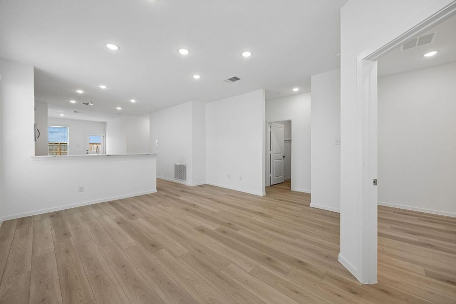 Spacious, unfurnished interior of a new home in Stokesbury, Waller (Image 13).