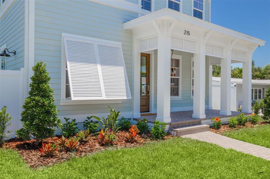Exterior details and patio area of a home in , St. Petersburg (Image 3).