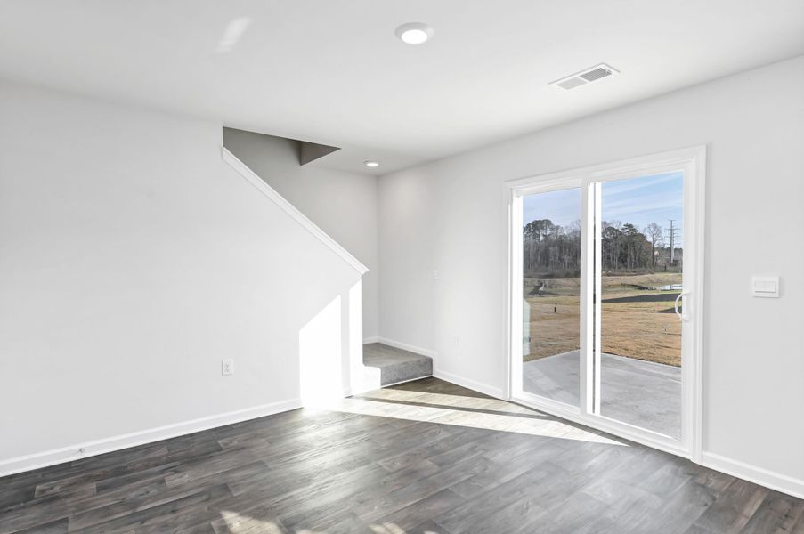 Spacious, unfurnished interior of a new home in Mulberry Landing, Orangeburg (Image 13).