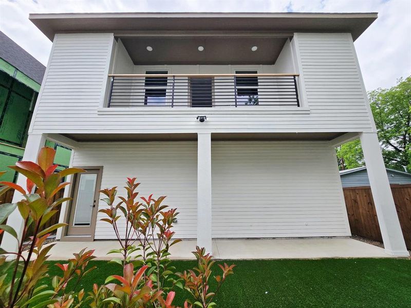 Exterior details and patio area of a home in , Dallas (Image 4).
