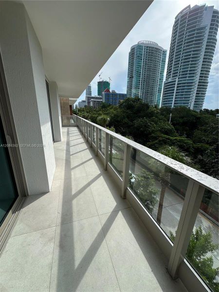 Condo located in Miami, FL showcasing its design and architecture (Image 28).