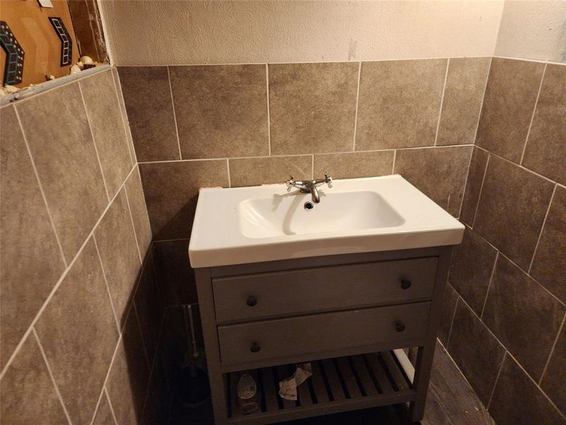 Furnished interior view inside a new home in , Cleburne (Image 7).