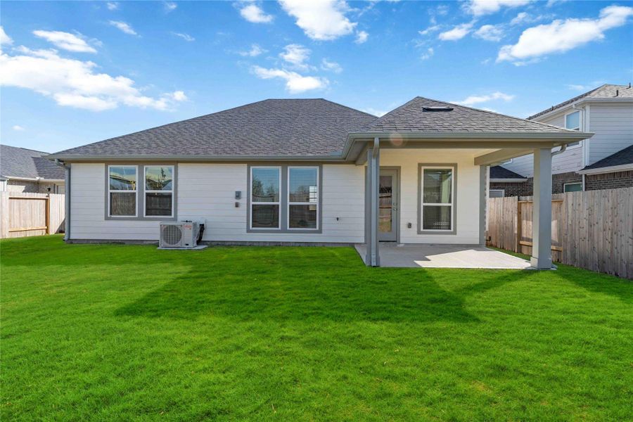 Exterior details and patio area of a home in Sunrise Cove, Texas City (Image 3).