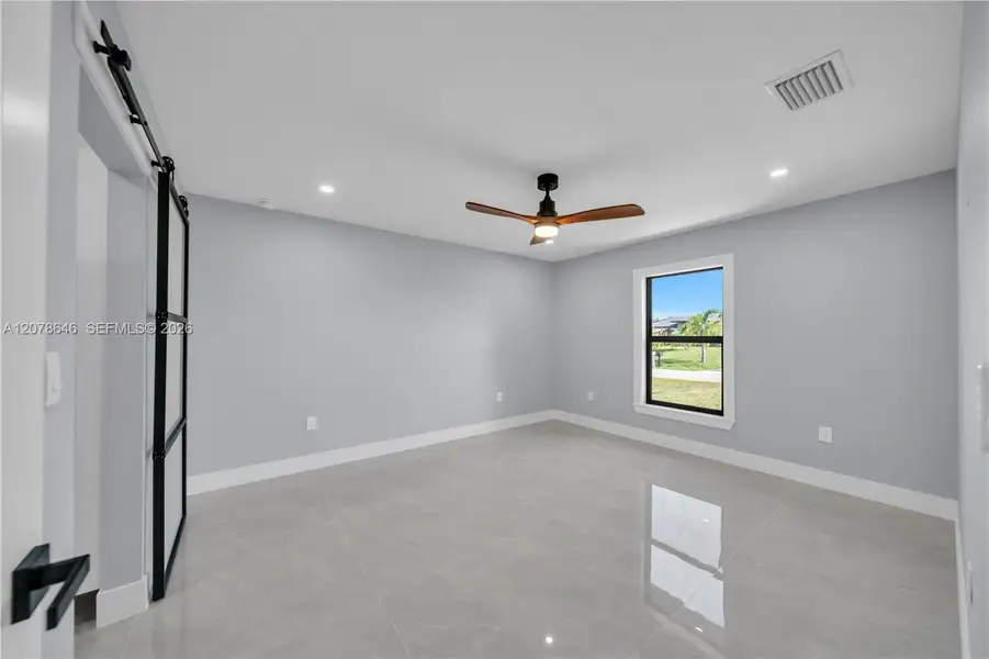 Spacious, unfurnished interior of a new home in , Cape Coral (Image 18).