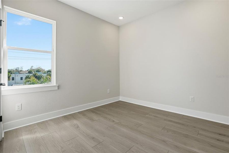 Spacious, unfurnished interior of a new home in Blanc, St. Petersburg (Image 23).