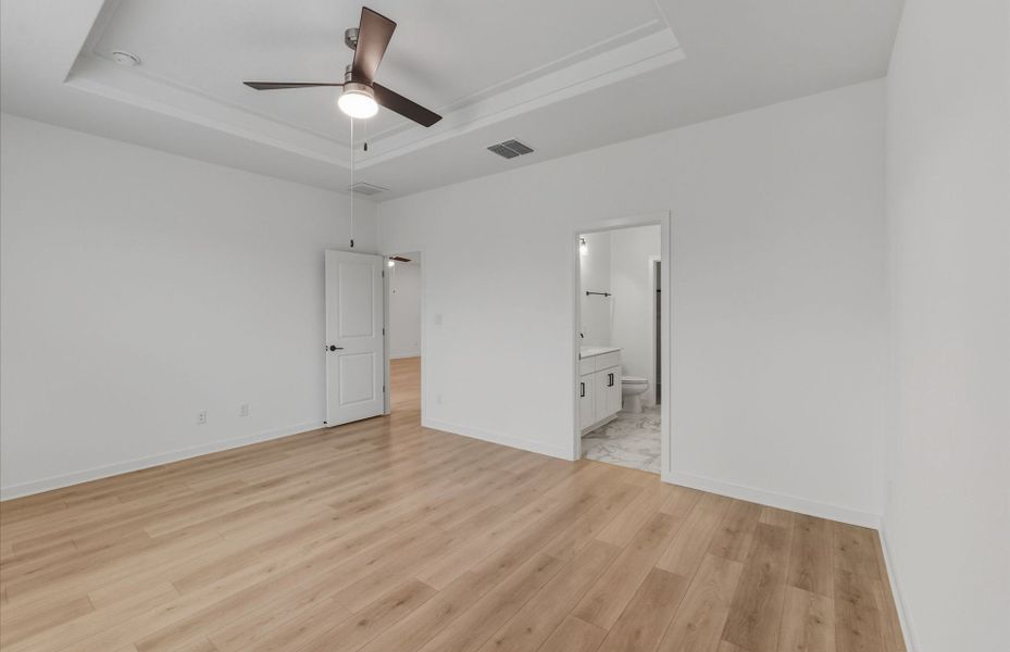 Spacious, unfurnished interior of a new home in Sunfield, Buda (Image 38).