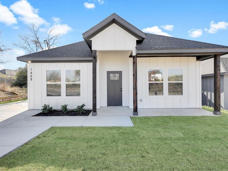 Modern inspired farmhouse featuring a front lawn