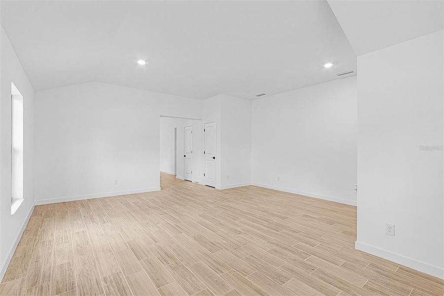Spacious, unfurnished interior of a new home in Port Charlotte, North Port (Image 20).