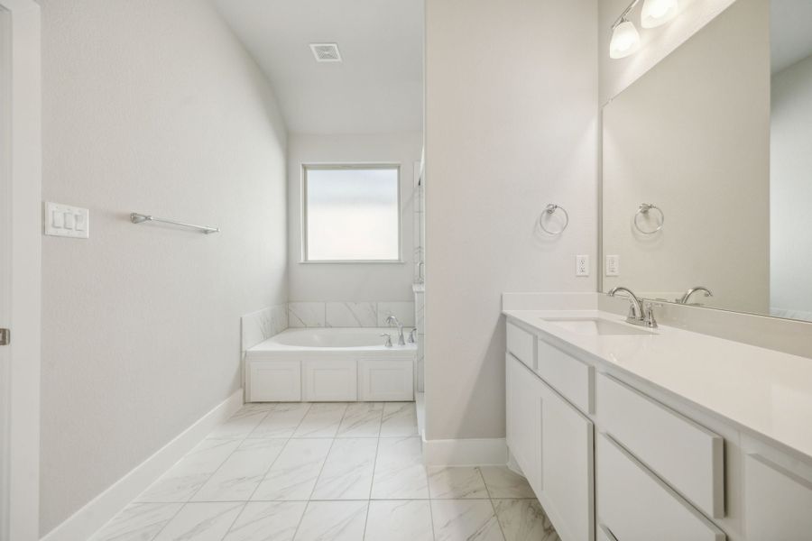 Furnished interior view inside a new home in Dove Hollow, Waxahachie (Image 11).