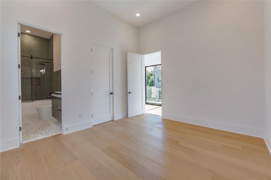 Secondary bedroom 3 with en suite bath with tub. Secondary bedroom 3 with en suite bath with tub.