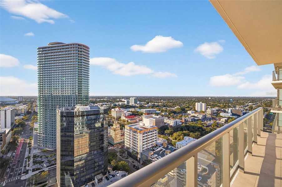Condo located in St. Petersburg, FL showcasing its design and architecture (Image 29).