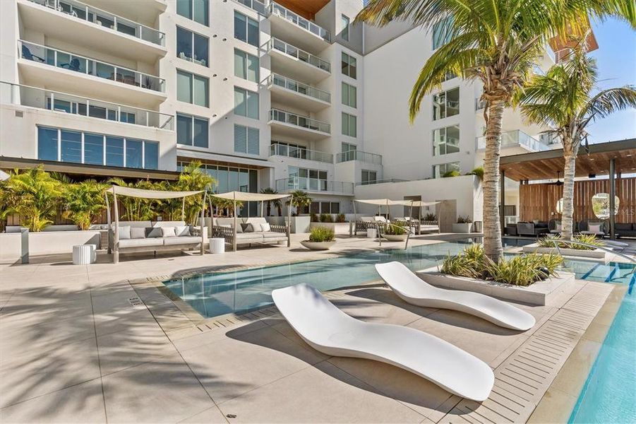 Condo located in Clearwater, FL showcasing its design and architecture (Image 3).