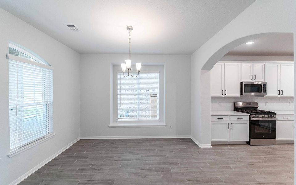 Spacious, unfurnished interior of a new home in Lago Mar, Texas City (Image 7).
