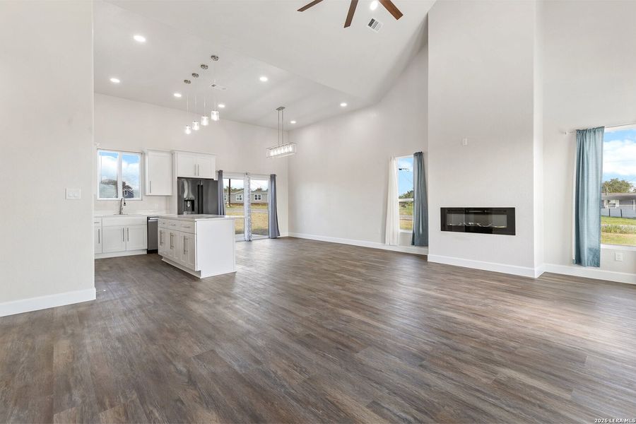 Spacious, unfurnished interior of a new home in , Atascosa (Image 20).