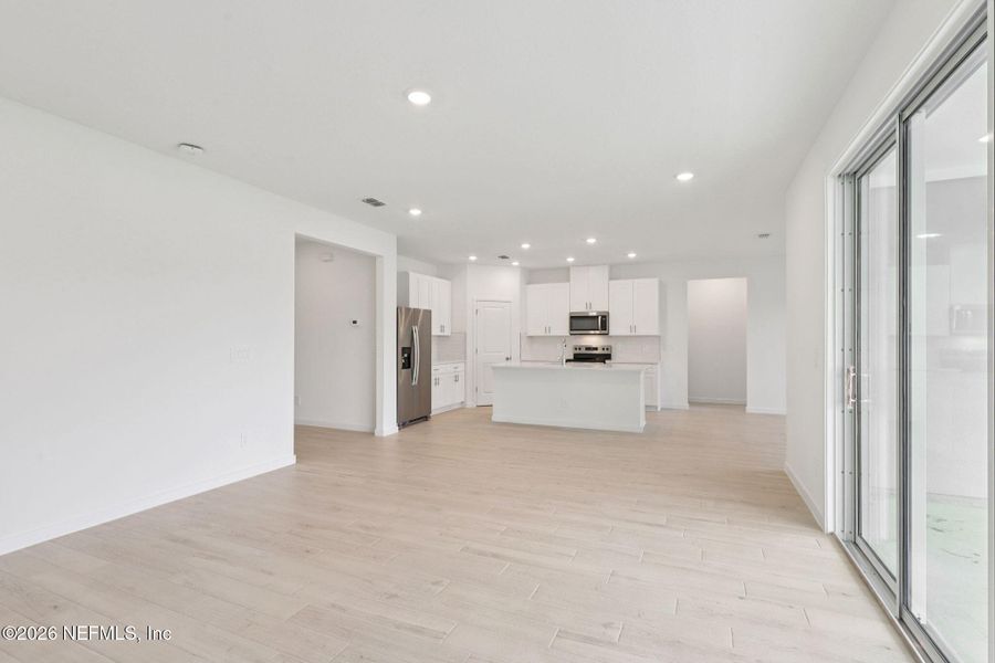 Spacious, unfurnished interior of a new home in Azalea Creek, Jacksonville (Image 28).