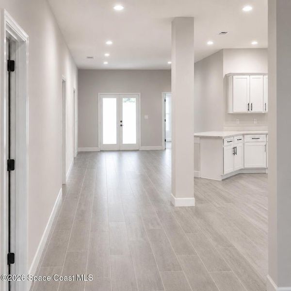 Spacious, unfurnished interior of a new home in St. John's Preserve, Palm Bay (Image 10).