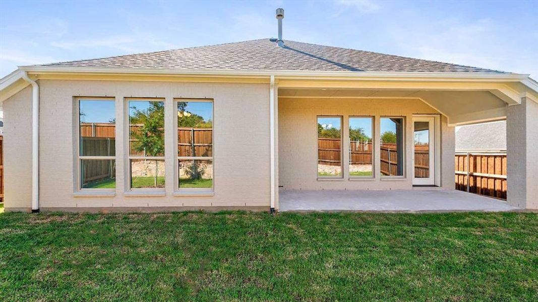 Exterior details and patio area of a home in Hillstead 50', Lavon (Image 3).