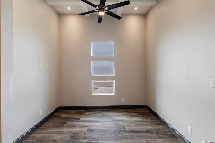 Spacious, unfurnished interior of a new home in , Eagle Pass (Image 25).