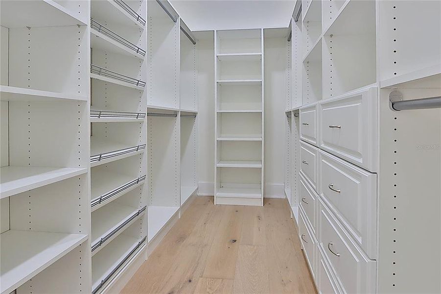 Spacious, unfurnished interior of a new home in , Tampa (Image 41).