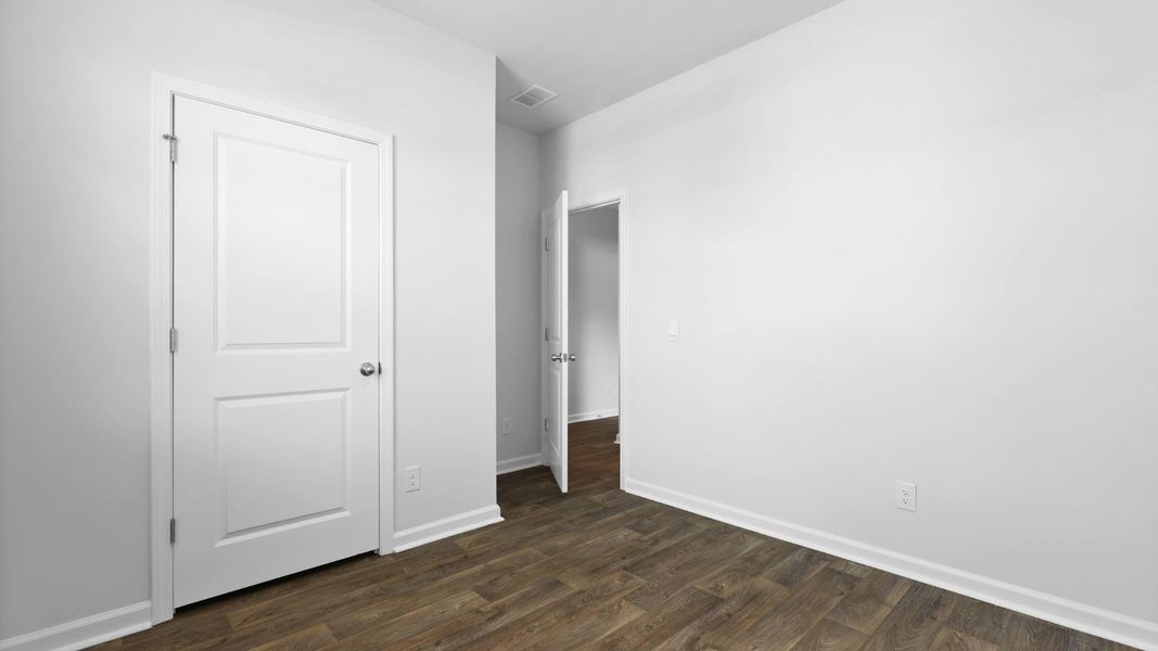 Spacious, unfurnished interior of a new home in Carolina Groves, Moncks Corner (Image 8).