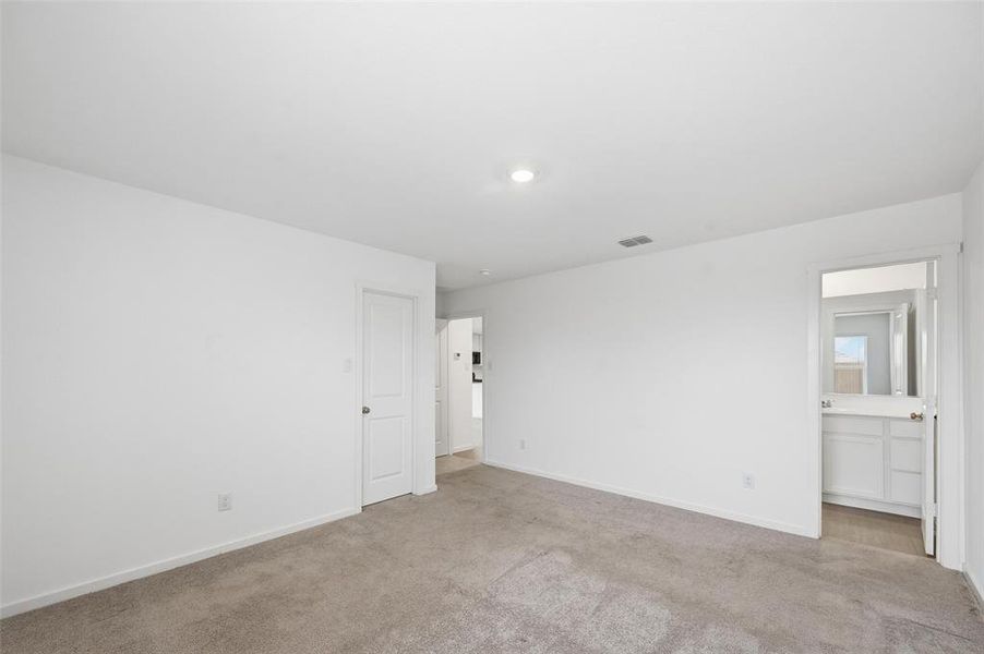 Spacious, unfurnished interior of a new home in Verandah, Royse City (Image 18).