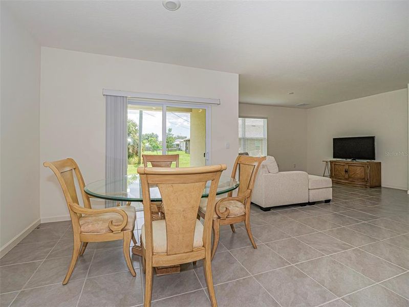 Large dinning space Large dinning space