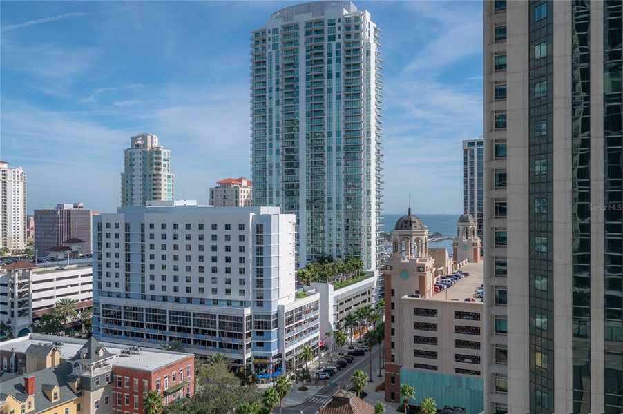 Condo located in St. Petersburg, FL showcasing its design and architecture (Image 34).